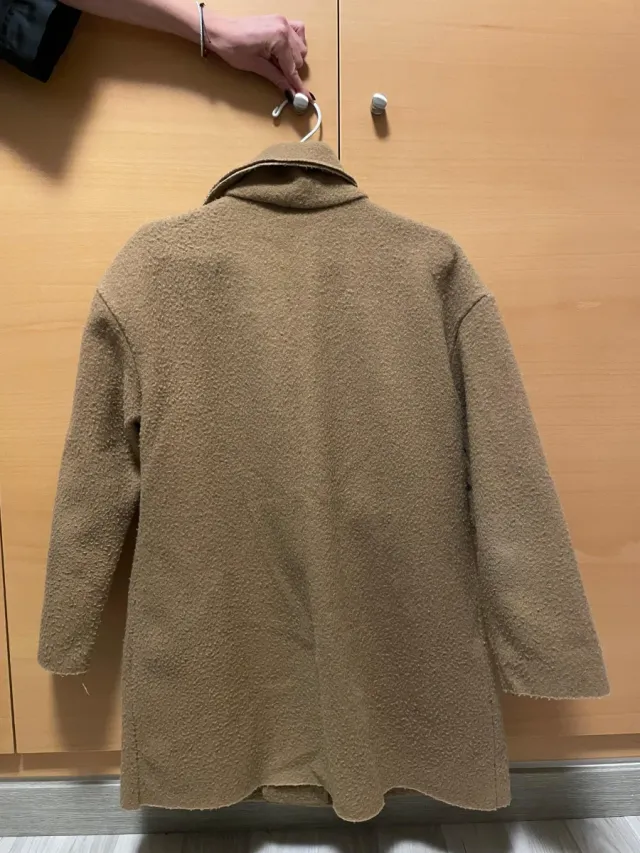 Abrigo camel con bolsillos grandes