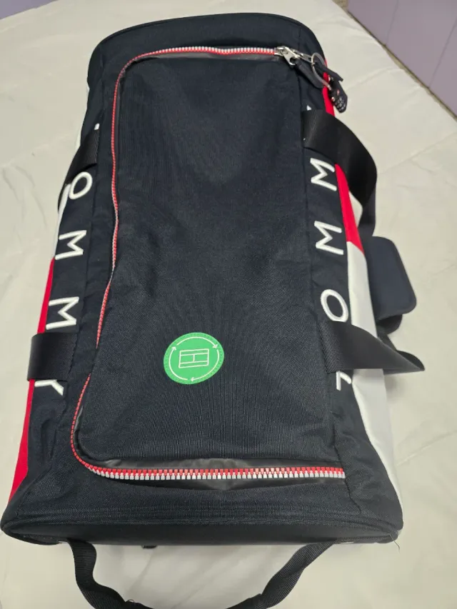 Maleta Tommy Hilfiger Negra y Roja