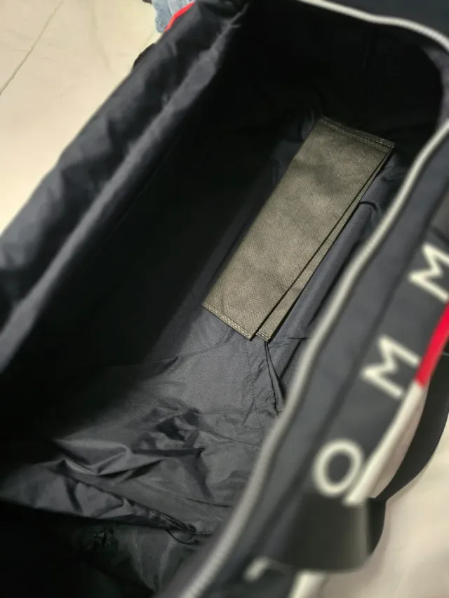 Maleta Tommy Hilfiger Negra y Roja