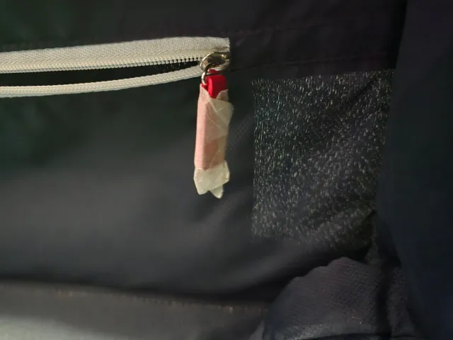 Maleta Tommy Hilfiger Negra y Roja