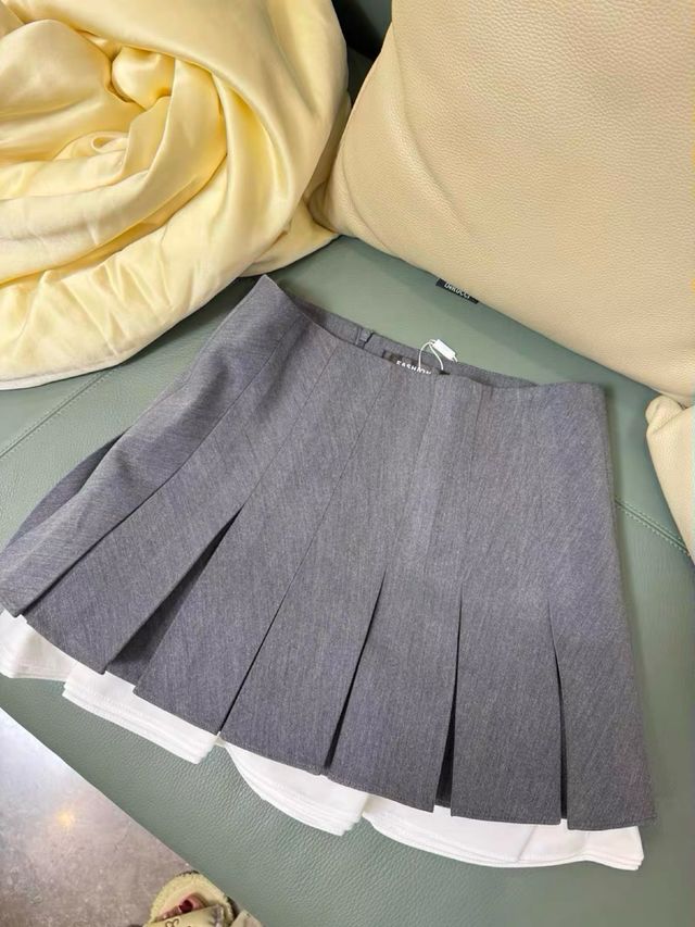 Falda gris plisada