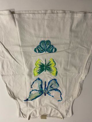 Camiseta sin mangas con mariposas