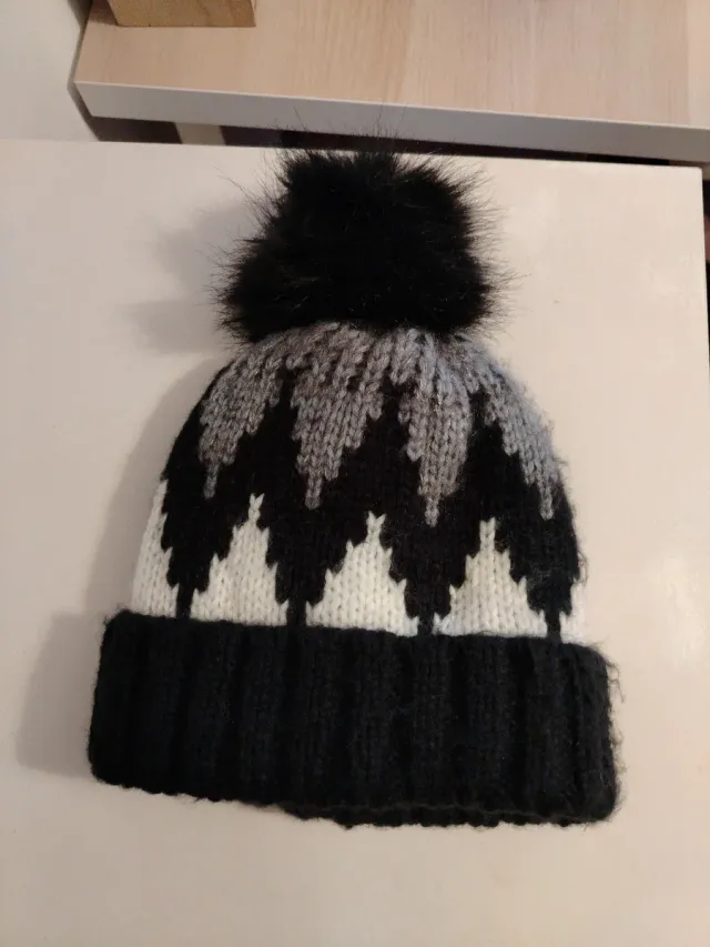 Gorro tejido con pompón forrado