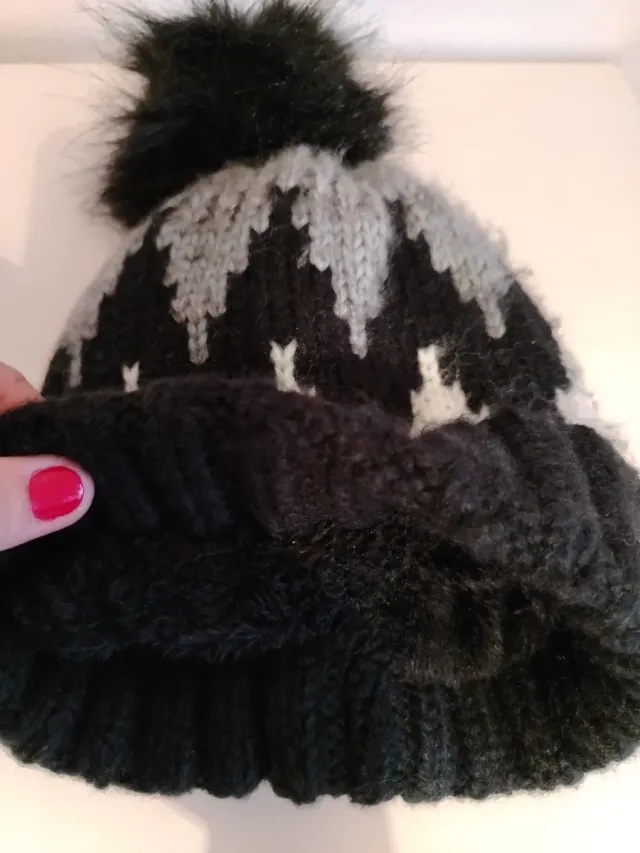 Gorro tejido con pompón forrado