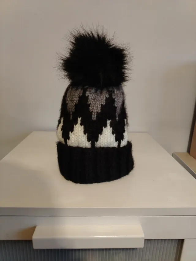 Gorro tejido con pompón forrado