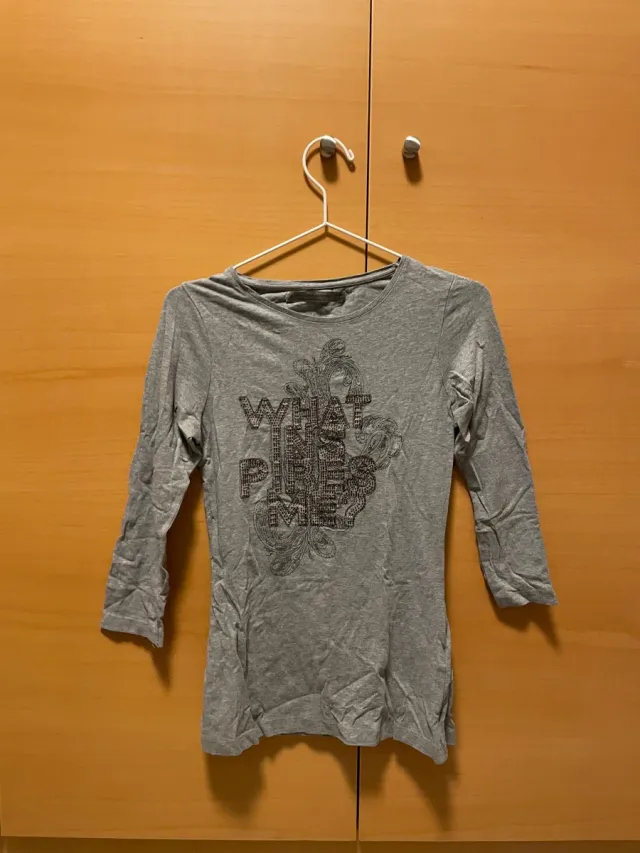 Camiseta gris con estampado