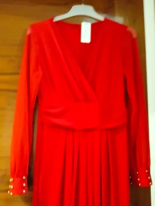 Mono rojo largo elegante