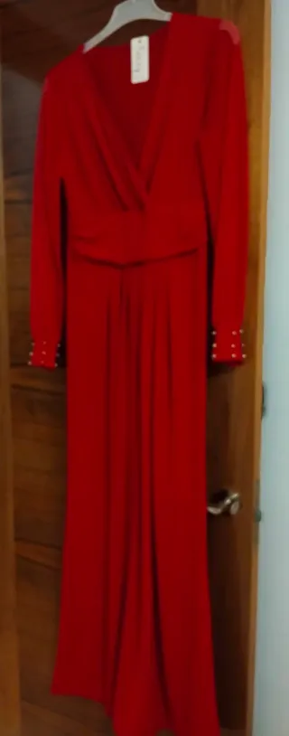 Mono rojo largo elegante