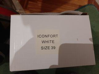 Zuecos blancos sin estrenar con calcetines T 39