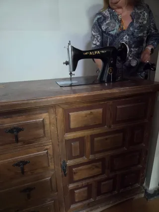 Máquina de coser Alfa antigua