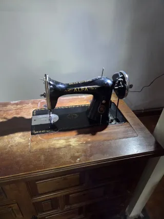 Máquina de coser Alfa antigua