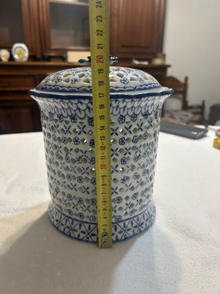 Biscottiera in porcellana decorata blu