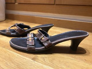 Sandalias tacón bajo marrones