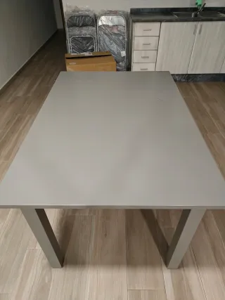 Mesa gris de madera
