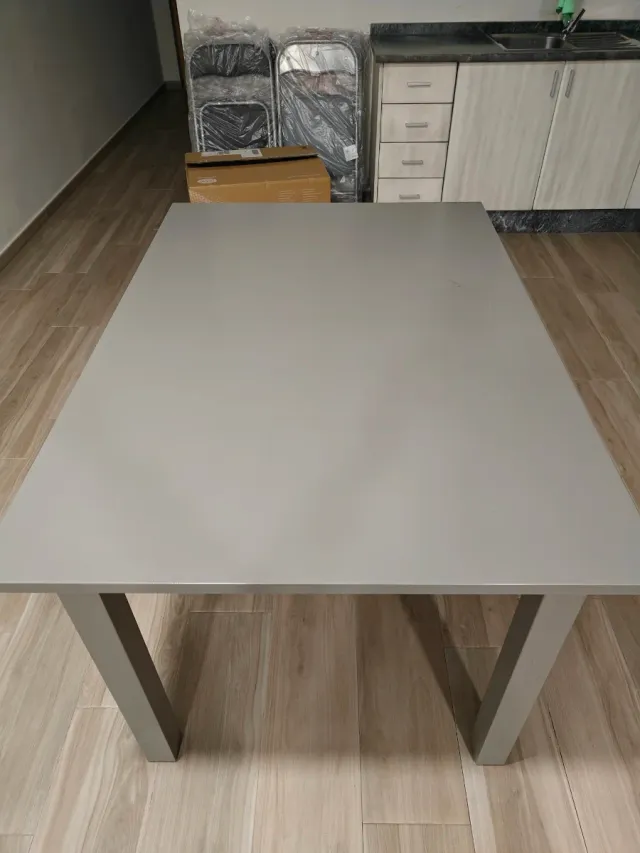 Mesa gris de madera