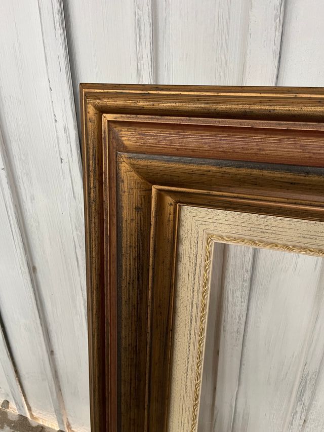 Marco in legno massello antico