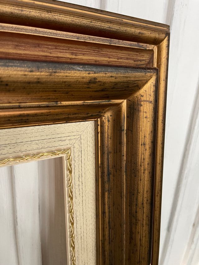 Marco in legno massello antico