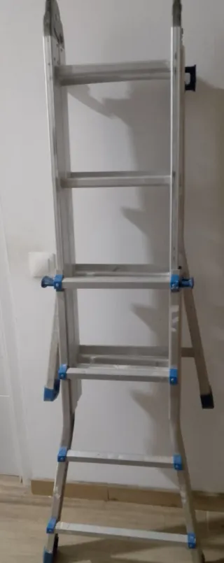 Escalera aluminio telescópica 16 peldaños.