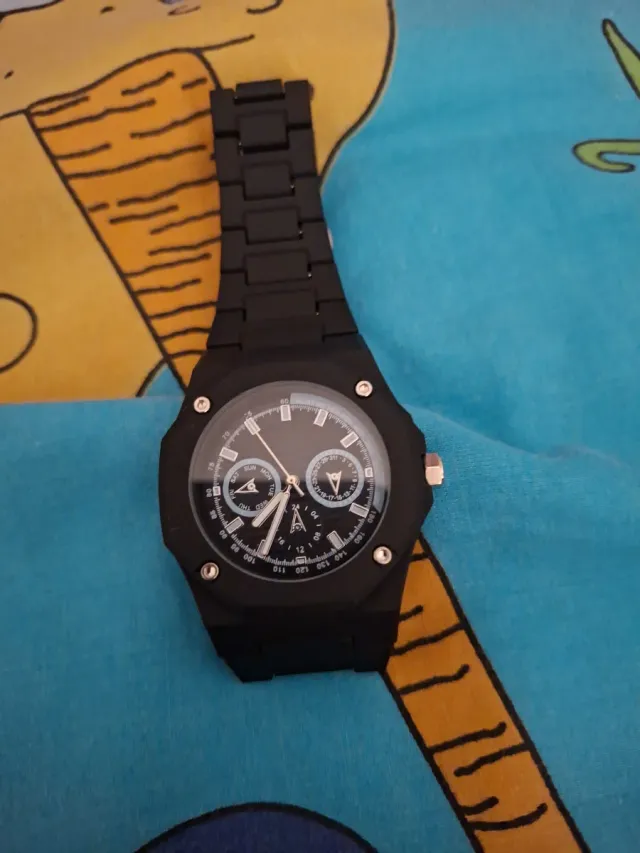 Reloj moderno negro
