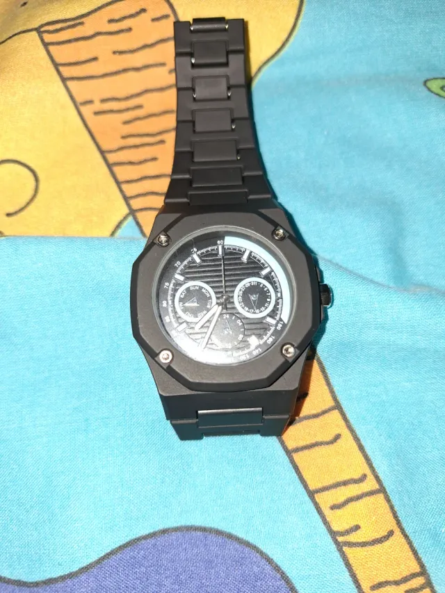 Reloj moderno negro