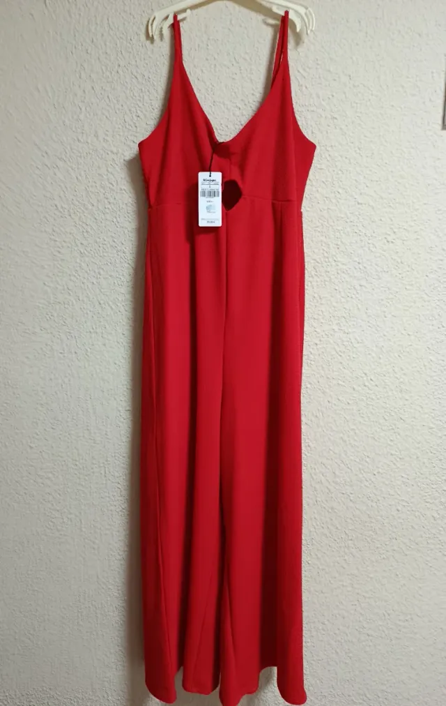 Mono rojo con abertura frontal