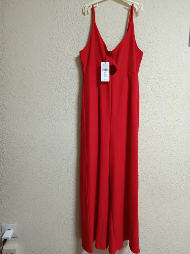 Mono rojo con abertura frontal