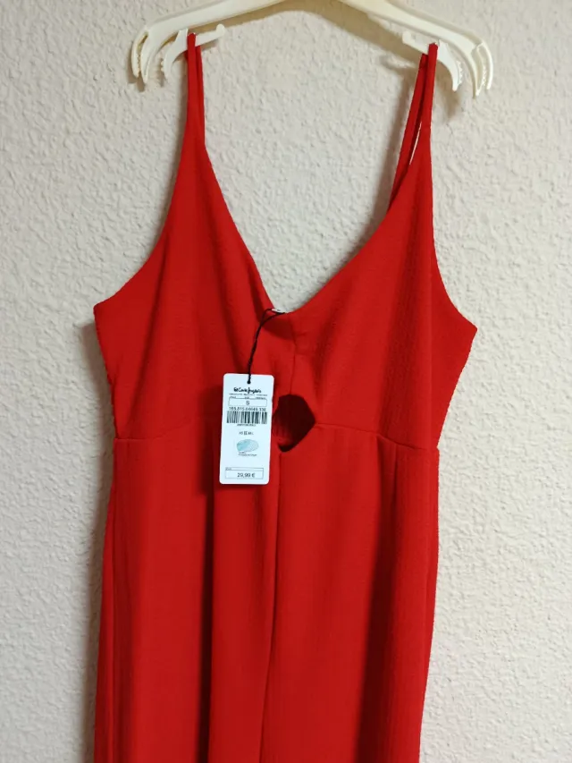 Mono rojo con abertura frontal