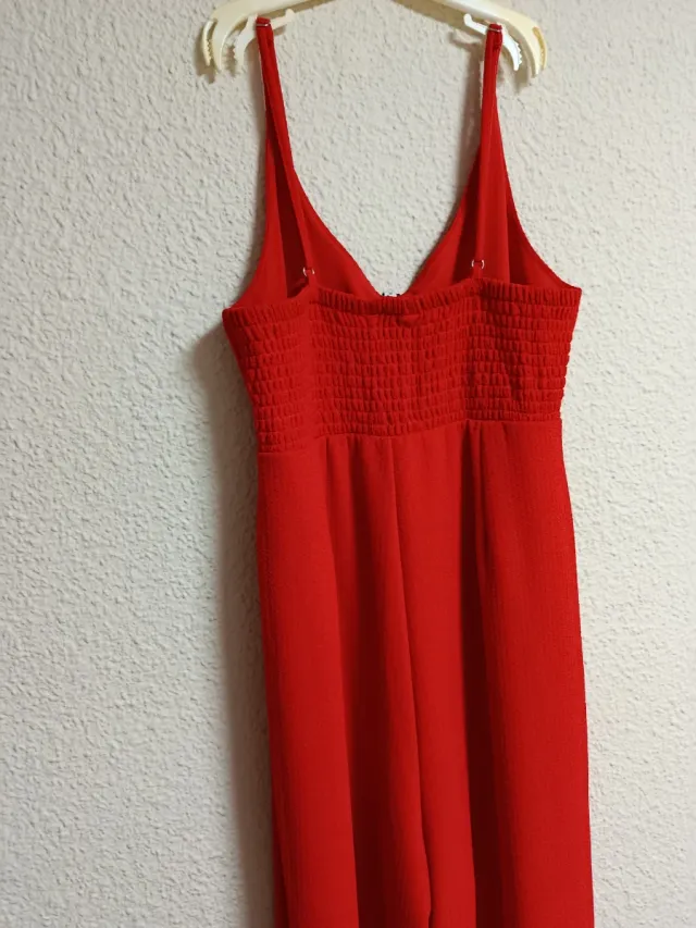 Mono rojo con abertura frontal