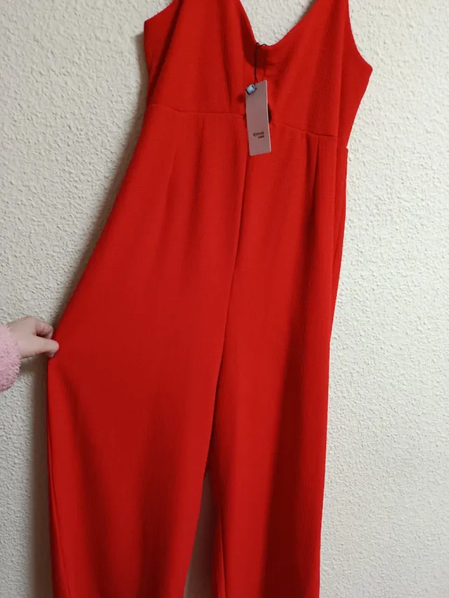 Mono rojo con abertura frontal