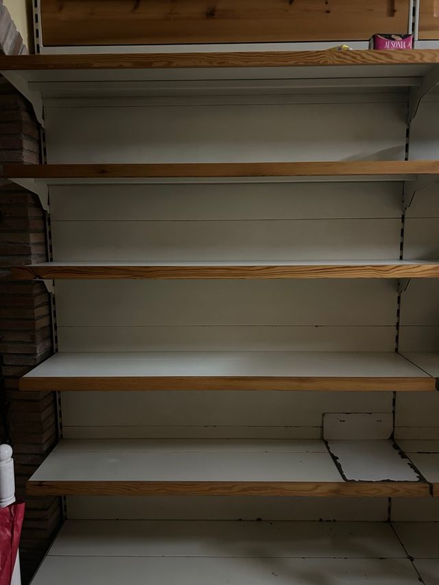 Estanterías de tienda metálicas y de madera