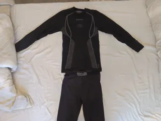 Conjunto Térmico Kipsta Negro Camiseta y Pantalón