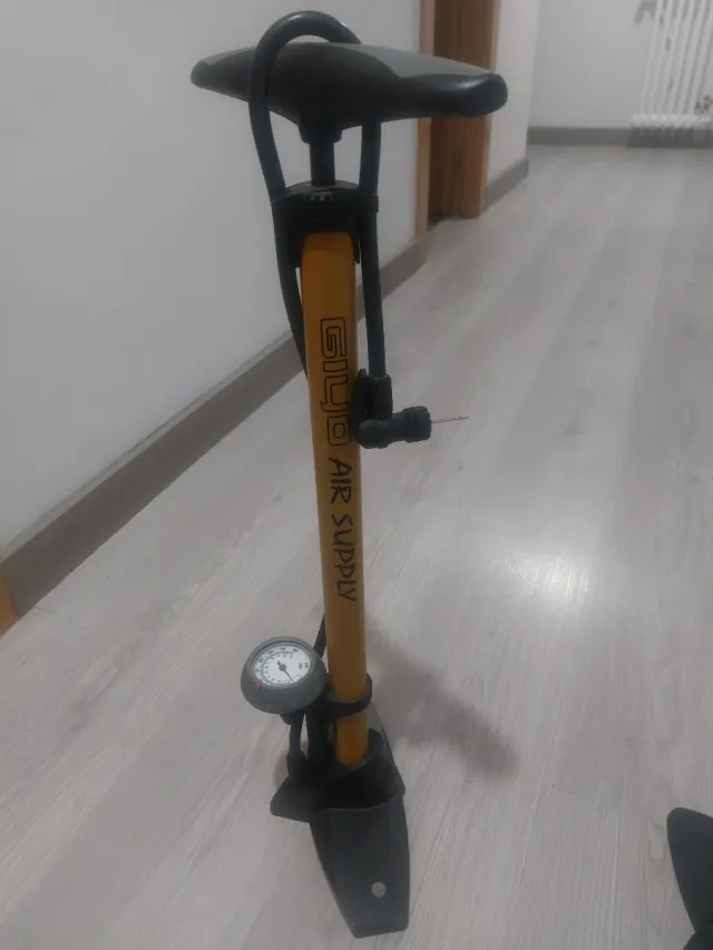 Bomba de aire para bicicleta GIYO