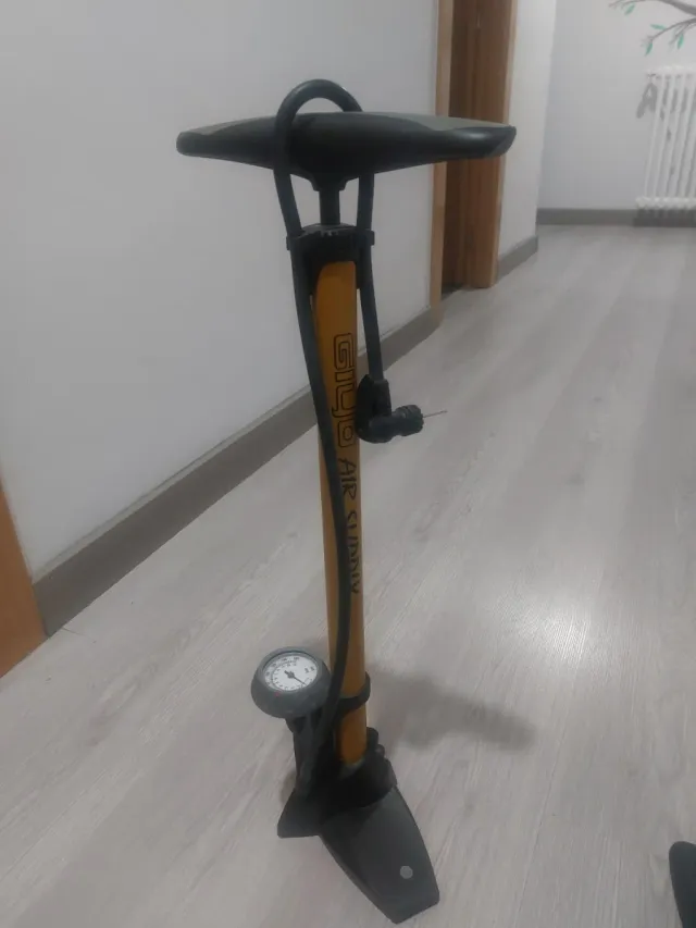 Bomba de aire para bicicleta GIYO