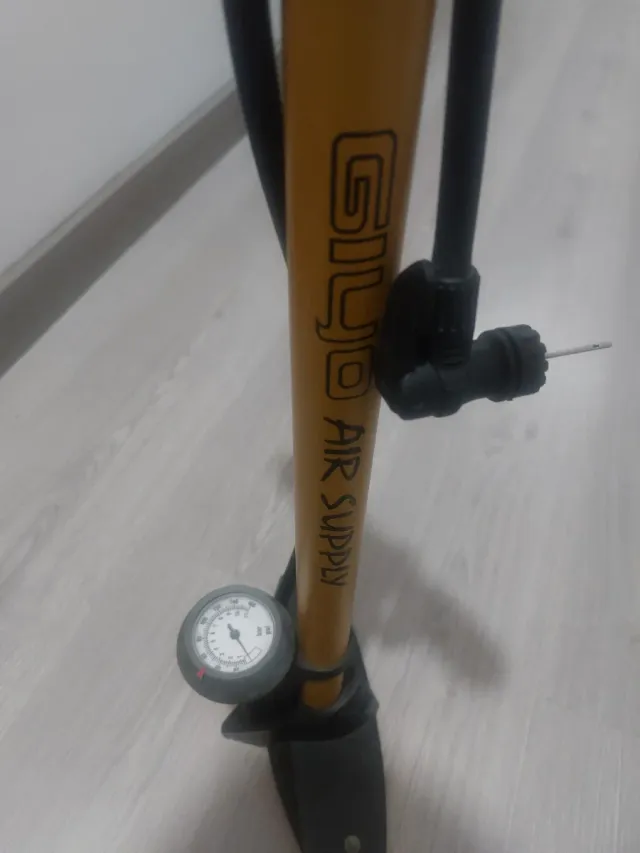 Bomba de aire para bicicleta GIYO