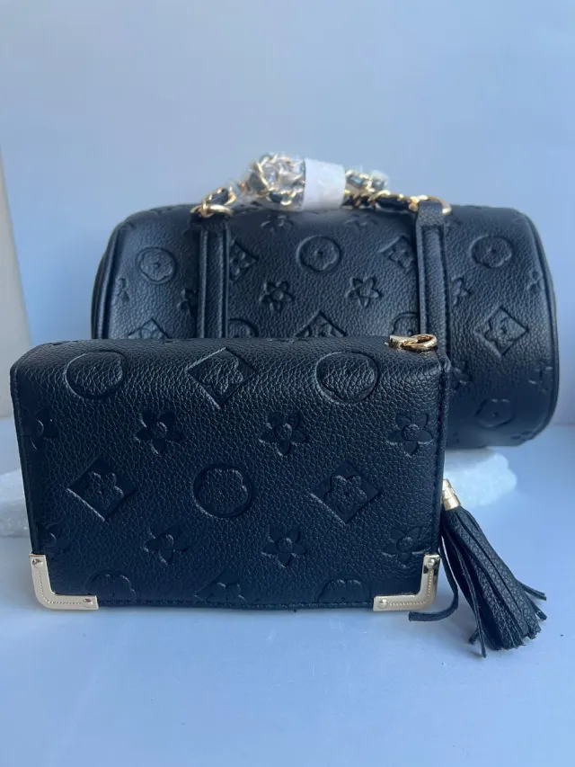Bolso y cartera negra con monograma