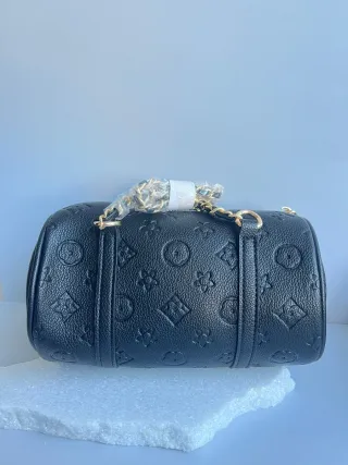 Bolso y cartera negra con monograma