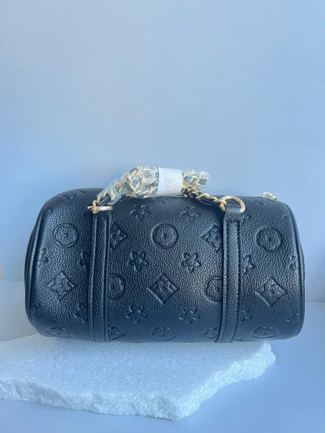 Bolso y cartera negra con monograma