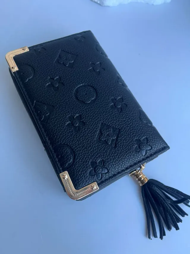 Bolso y cartera negra con monograma