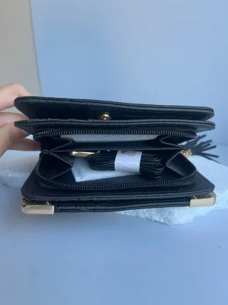 Bolso y cartera negra con monograma