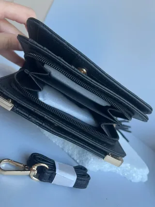 Bolso y cartera negra con monograma