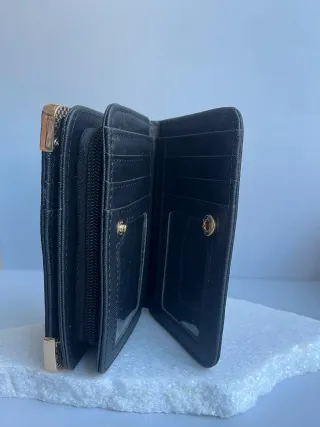 Bolso y cartera negra con monograma