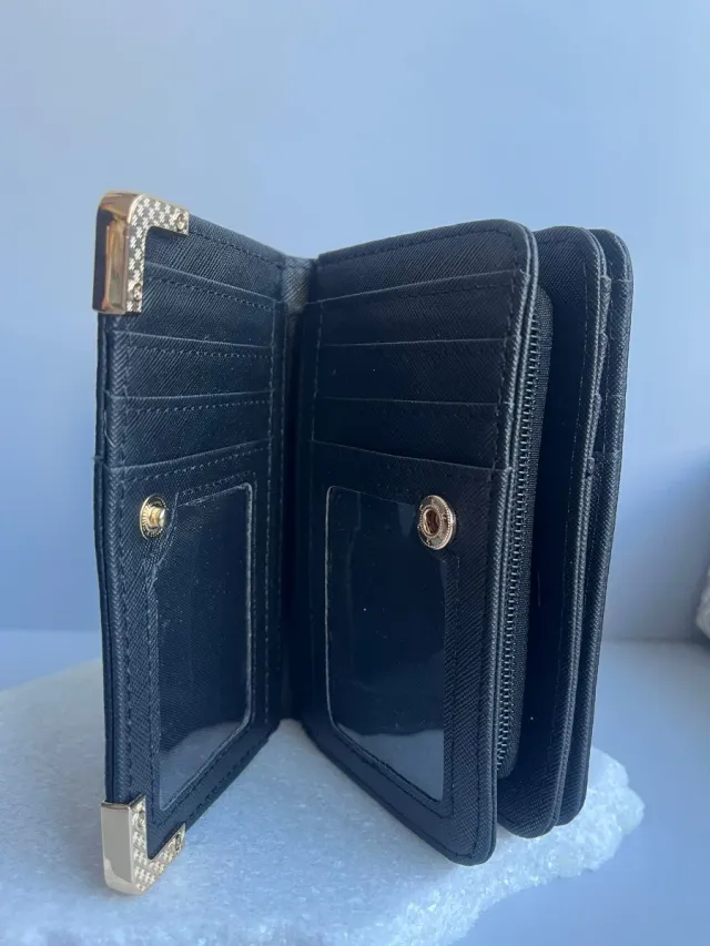 Bolso y cartera negra con monograma