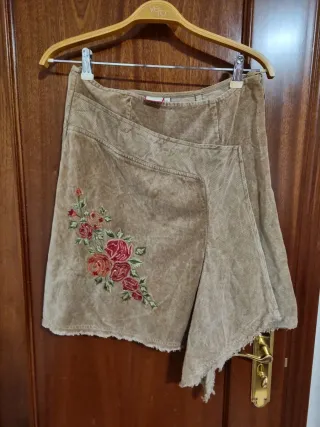 Falda de pana marrón con flores