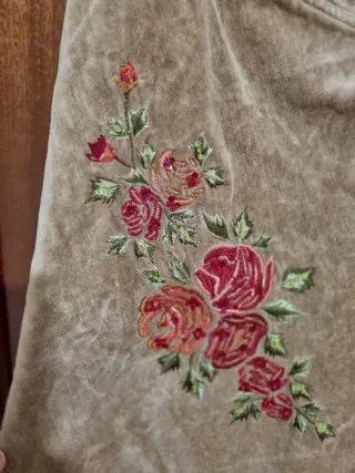 Falda de pana marrón con flores