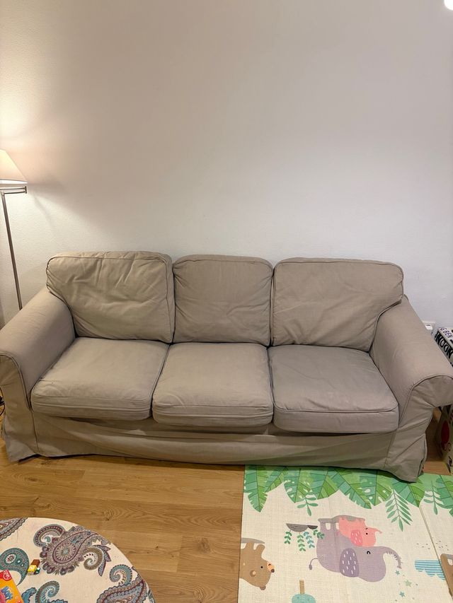 Sofá de tela beige de 3 plazas