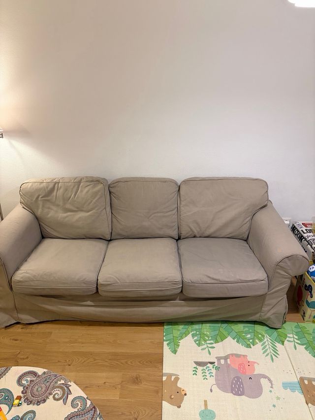 Sofá de tela beige de 3 plazas