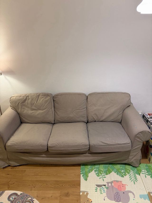 Sofá de tela beige de 3 plazas