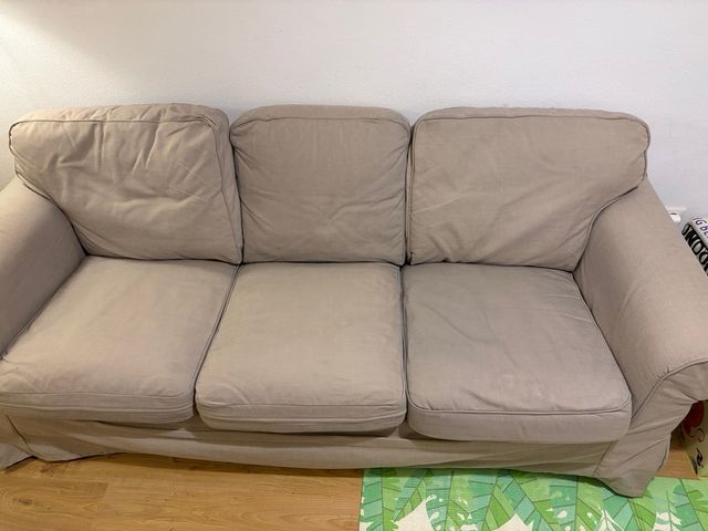 Sofá de tela beige de 3 plazas