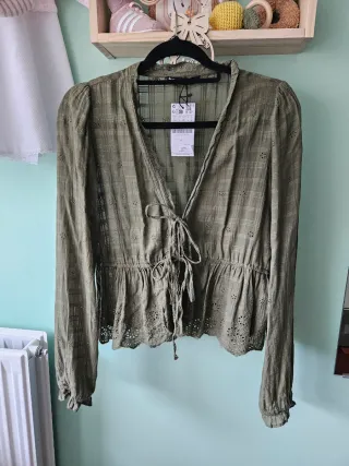 Blusa Stradivarius verde militar