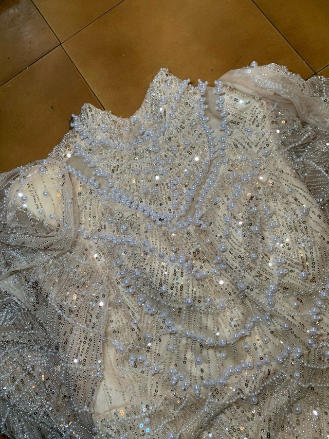 Vestido largo beige y dorado con pedrería